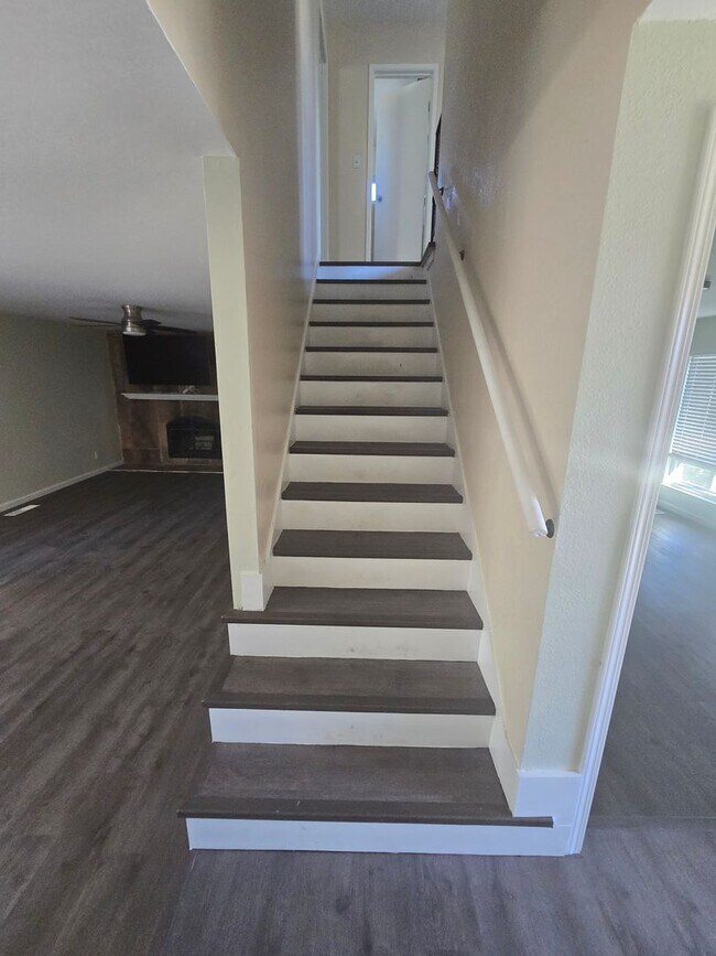 Building Photo - Two story home located in Hilltop Area of ...