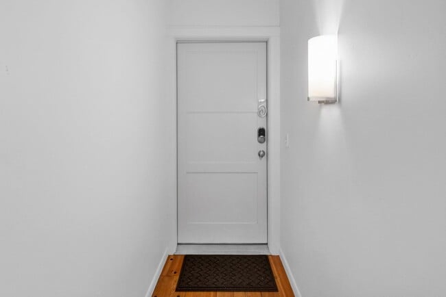 Building Photo - Modern 2 Bed / 2.5 Bath Condo with Office ...
