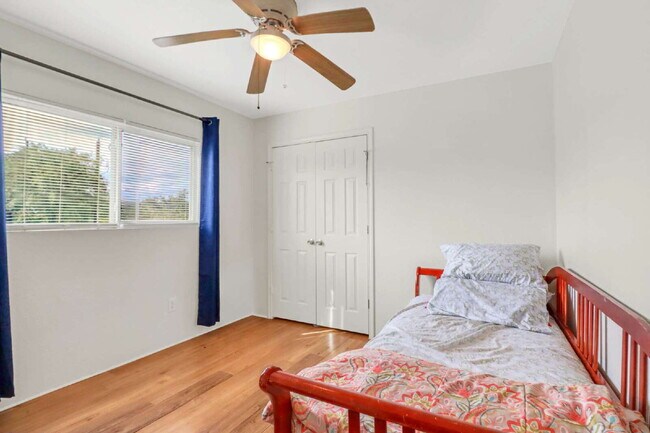 Building Photo - 1 Small pet allowed, multi year lease discount available upon request.