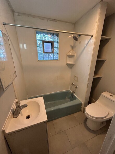 Building Photo - 2728 W Oakdale St