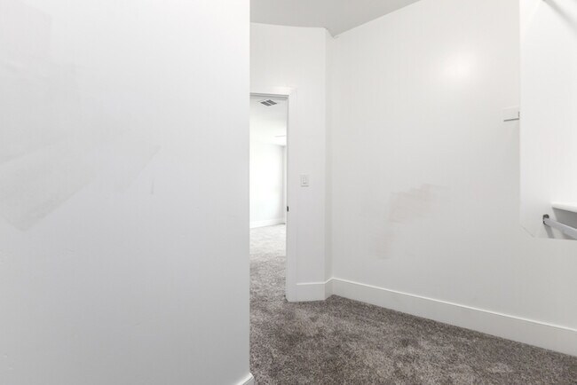 Building Photo - 164 E Lexington Ave