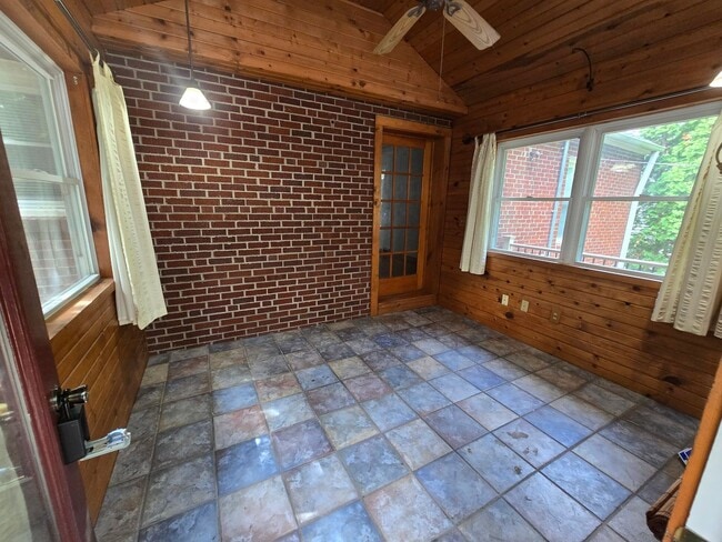 Building Photo - 2 Bedroom House