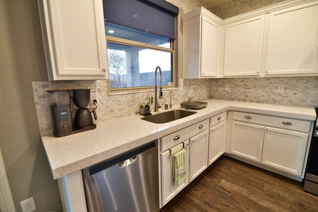 Building Photo - Gorgeous 3bed / 2.5bath home located in Tuscany!