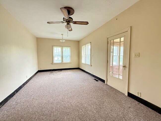 Building Photo - BELLVILLE - 2 Bedroom, Move-In Ready!