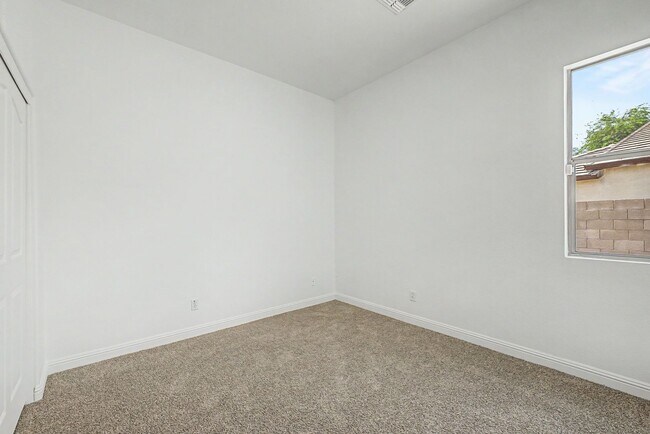 Building Photo - 1900 E Woodsman Pl