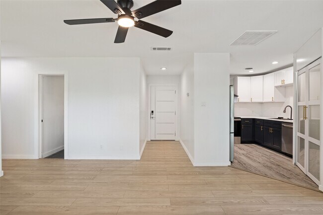 Building Photo - 909 Silber Rd