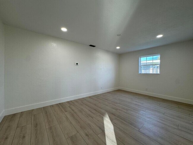 Building Photo - 2/2 plus Bonus Room in Ormond By the Sea