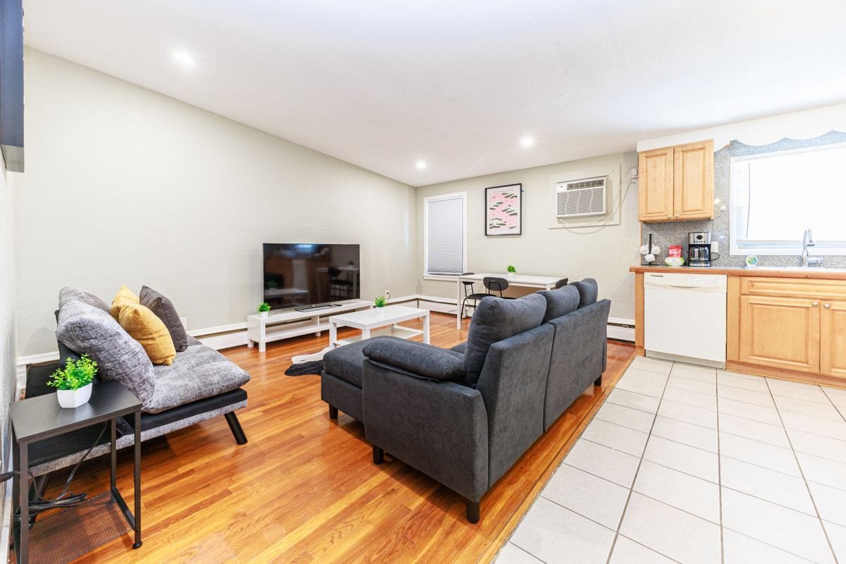 Building Photo - 37 Smith St