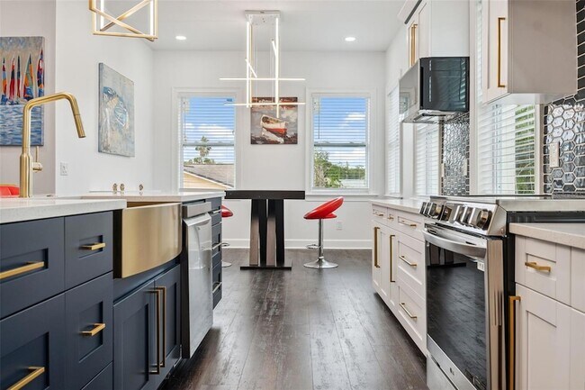 Building Photo - 8605 Inwood Dr