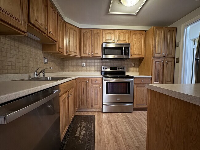 Building Photo - Delightful End-Unit Townhome in Courts of ...