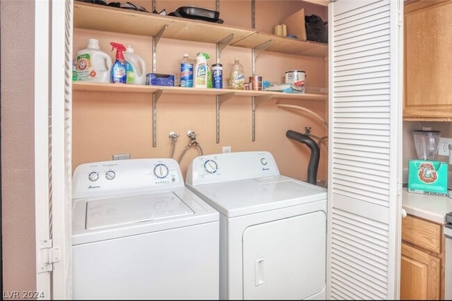 Building Photo - Fully furnished!