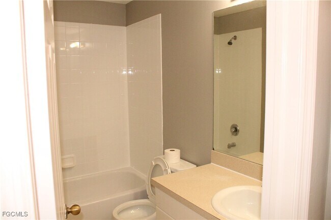 Building Photo - 703 SE 8th Terrace