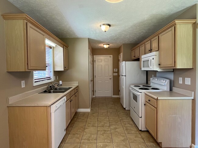 Building Photo - 3 Bed, 2 Bath Home on Corner Lot in Raeford