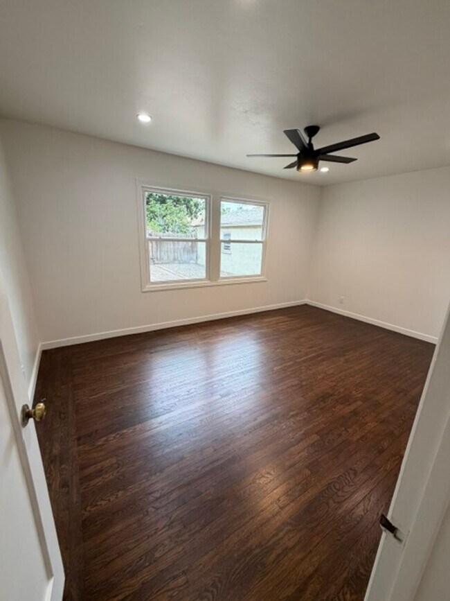 Building Photo - Charming JC Neighborhood Rental with Brand-New Kitchen & Hardwood Floors