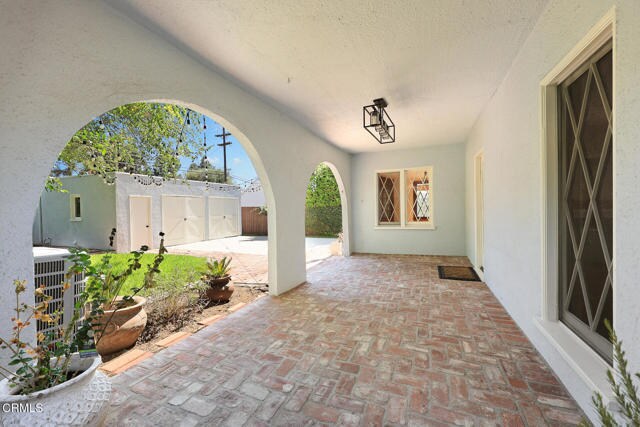 Building Photo - 900 E Glenoaks Blvd