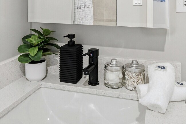 Building Photo - 6044 N Winthrop Ave