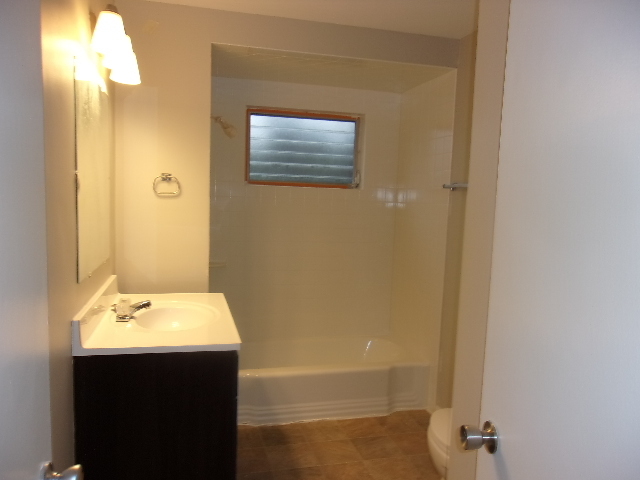 Building Photo - Great 3 bedroom 1.5 bath Tri-level