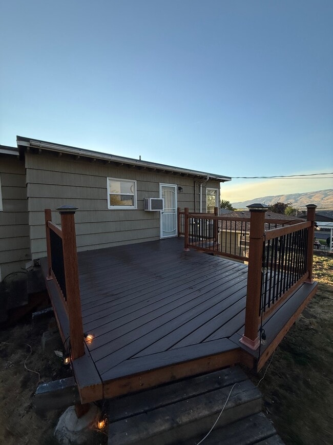 Building Photo - 1106 Oregon St
