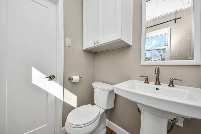 Building Photo - 1103 Pine St