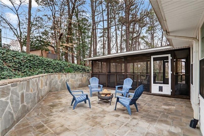 Building Photo - 2560 Skyland Trail NE