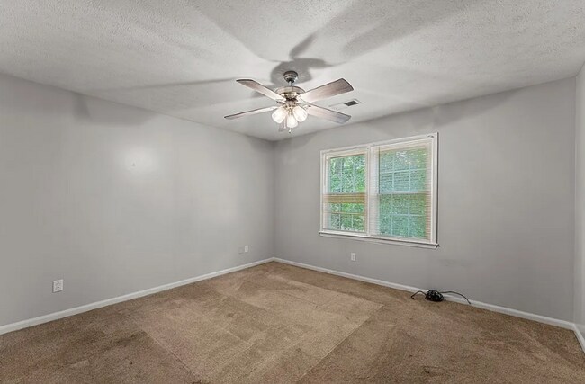 Building Photo - 4-bedroom, 2-bath home in the sought-after Autumn Ridge neighborhood