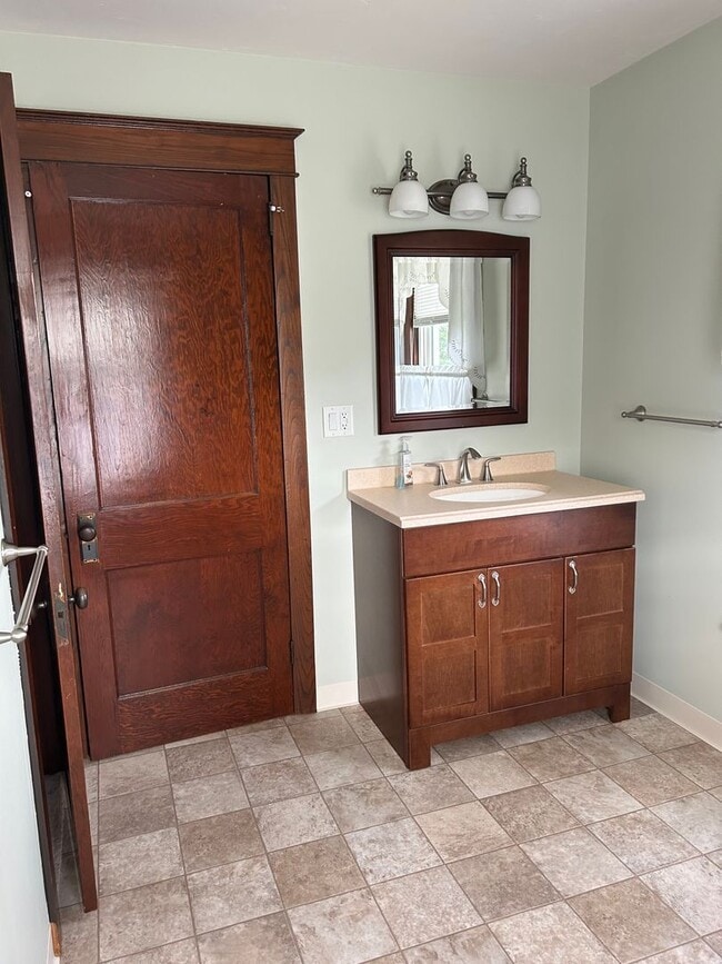 Building Photo - 3 Bedroom, 1.5 bathroom Home with 2-Car Garage!!