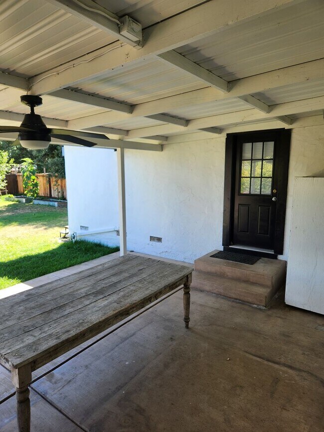 Building Photo - Updated 3 bedroom 2 bathroom single family home within walking distance to the Sonoma Town Square...