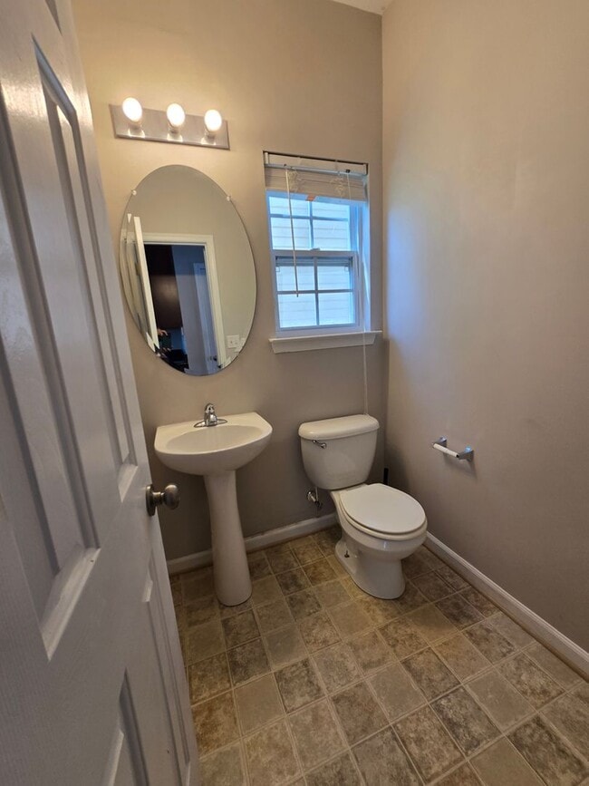 Building Photo - Two Story, 4 Bed, 2.5 Bath in the Stockbri...