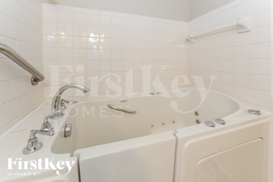 Building Photo - 1829 E Gate Dr