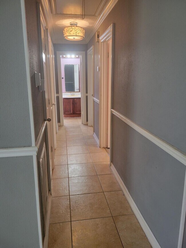 Building Photo - Pet Friendly, One Story 3 Bedroom Available!