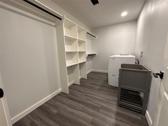 Building Photo - 8058 Longridge Dr
