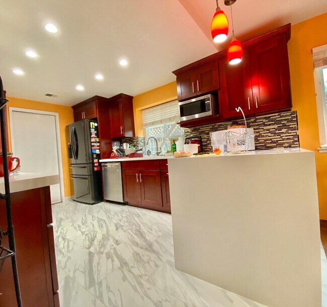 Building Photo - 2959 Silverland Dr