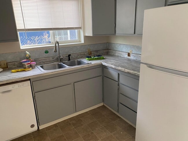 Building Photo - 2205 Oak Ave