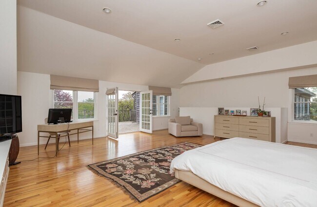 Building Photo - 869 Head of Pond Rd