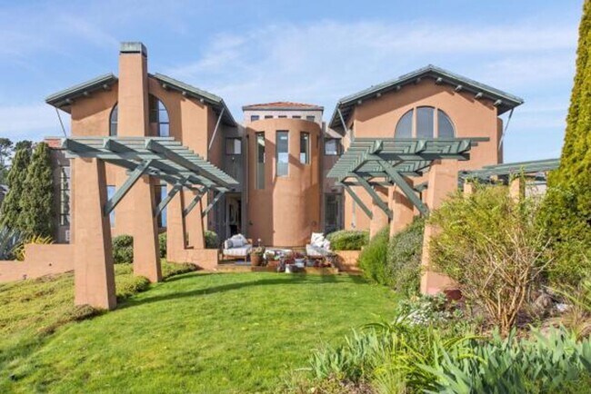 Building Photo - Luxury Living Above The Bay -- Iconic views!