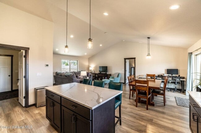 Building Photo - Beautiful home on 5 Acres