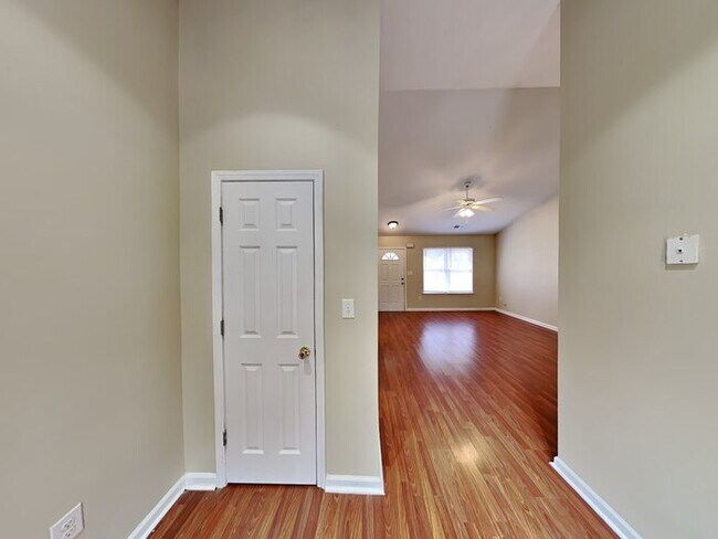 Building Photo - 3BD / 2 BA