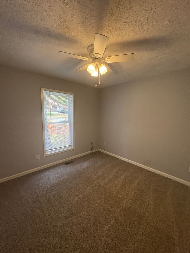 Building Photo - Charming 3 Bed, 2 Bath Tri-Level Home