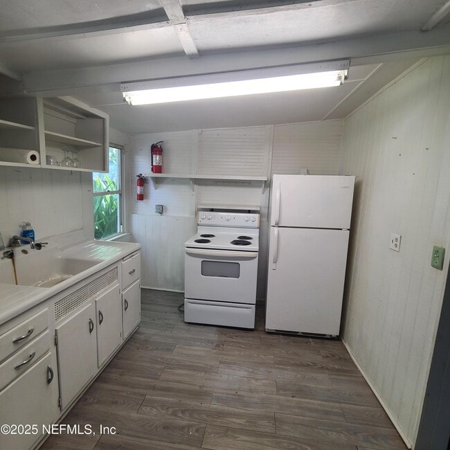 Building Photo - 1420 Lake Disston Dr