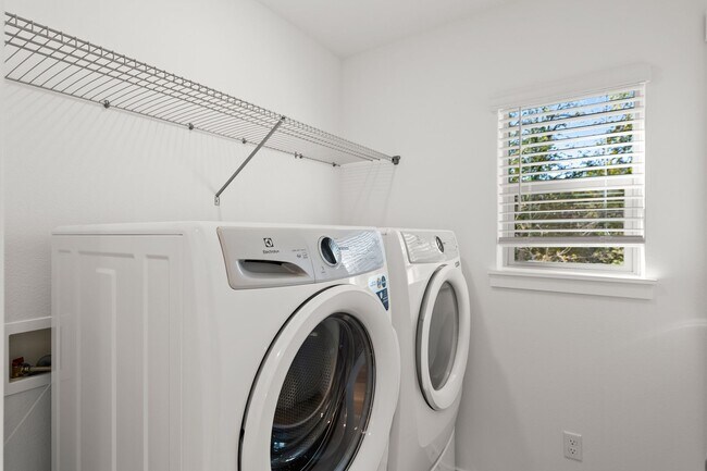 Building Photo - Pleasant Valley Villages 3 Bedroom Townhome with Community Center