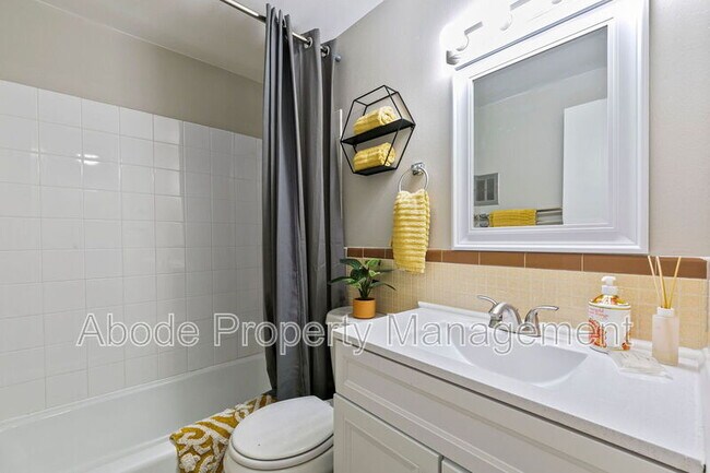 Building Photo - 476 W 10th St