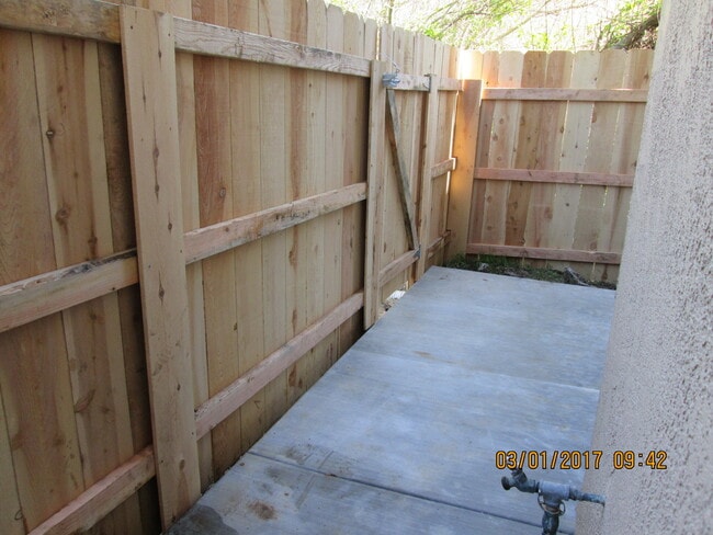 Building Photo - 3 Bedroom 2.5 Bath Condo Near Laguna Lake