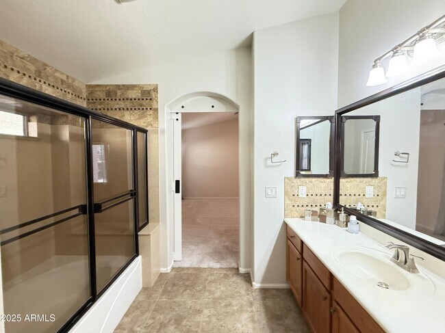 Building Photo - 605 E Nancy Ave