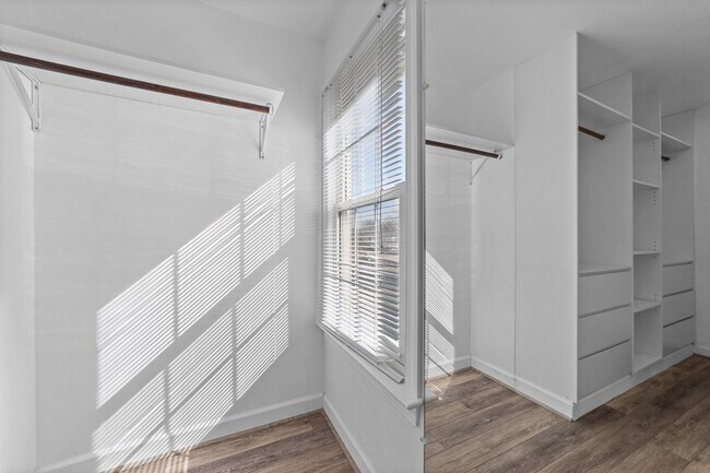 Building Photo - 832 Chalbourne Dr