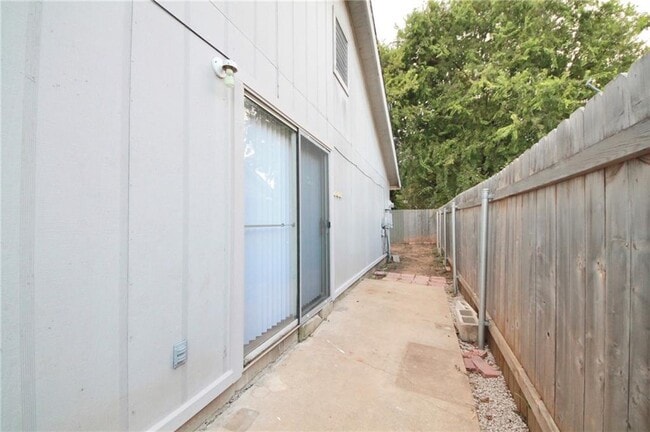 Building Photo - 624 Greenlawn Blvd