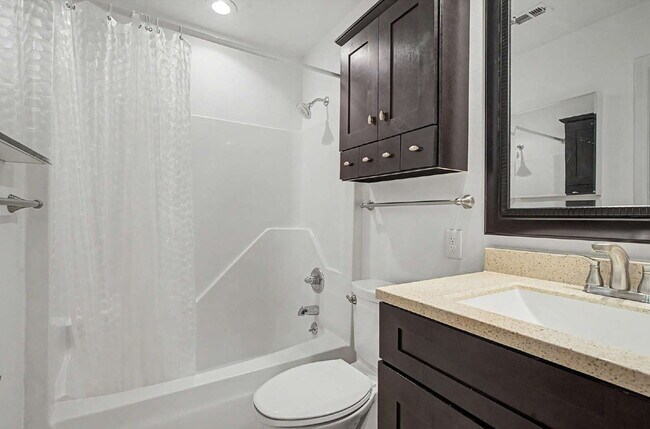Building Photo - 2-Bedroom Condo Retreat in the Heart of Cary!