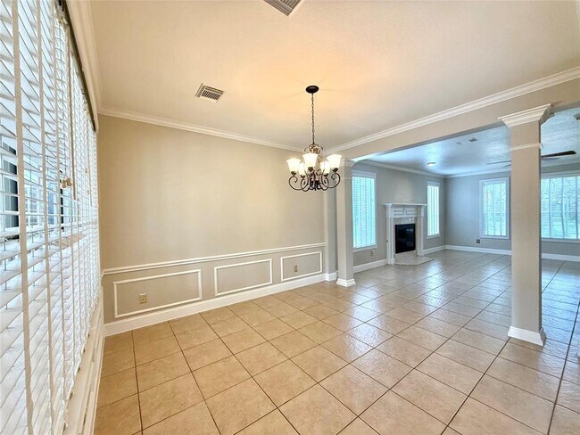 Building Photo - 626 Clarenda Falls Dr