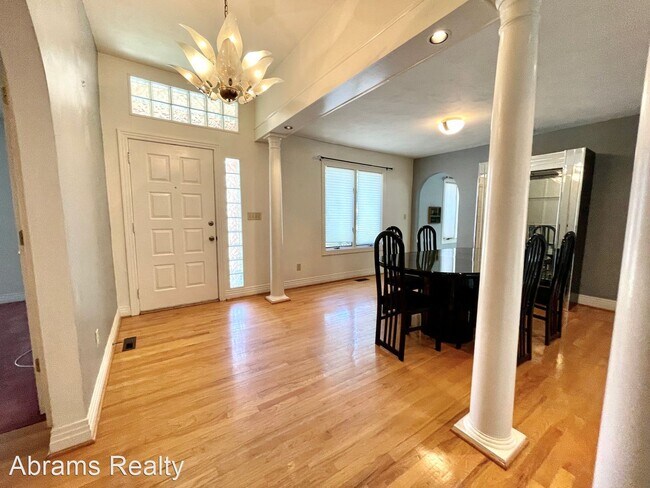 Building Photo - 4 br, 2.5 bath House - 725 Dickens Pl