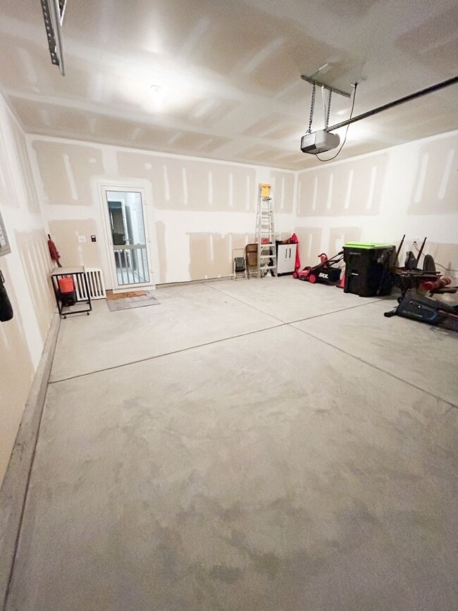 Building Photo - Lovely Furnished 3 bd/ 2 ba home