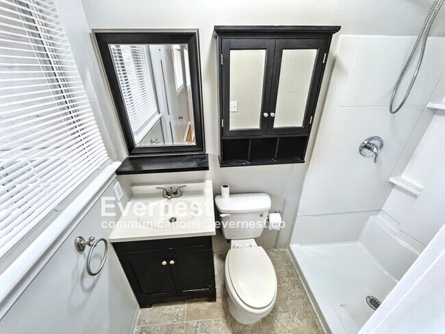 Building Photo - 4905 Eastwood Dr